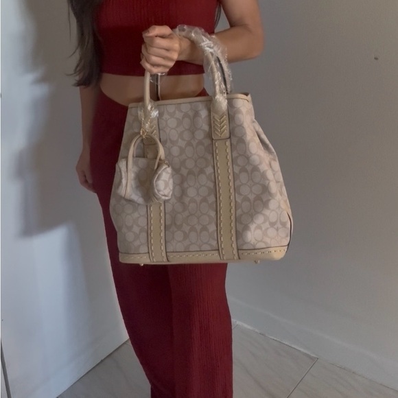 Handbags - Elegant Beige Tote Bag